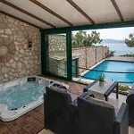 Stunning In With Jacuzzi * Klek