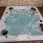 Stunning In With Jacuzzi * Klek