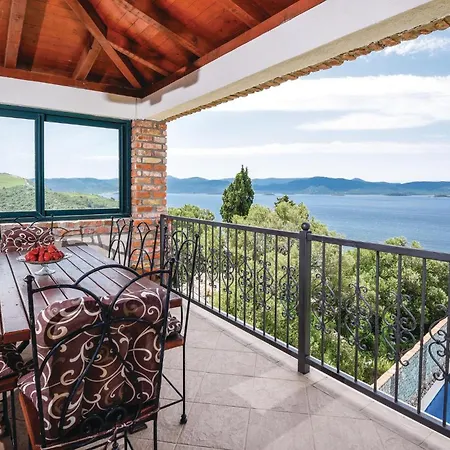 Ferienhaus Stunning In With Jacuzzi *