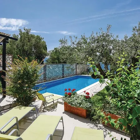 Stunning In With Jacuzzi *