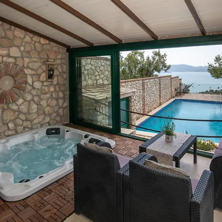 Stunning In With Jacuzzi * Klek