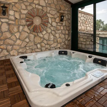Ferienhaus Stunning In With Jacuzzi *
