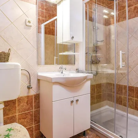 Stunning In With Jacuzzi *