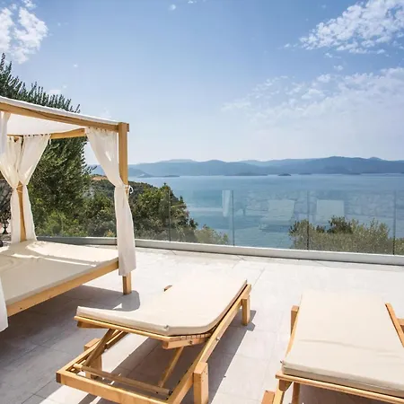 Holiday home Stunning In With Jacuzzi