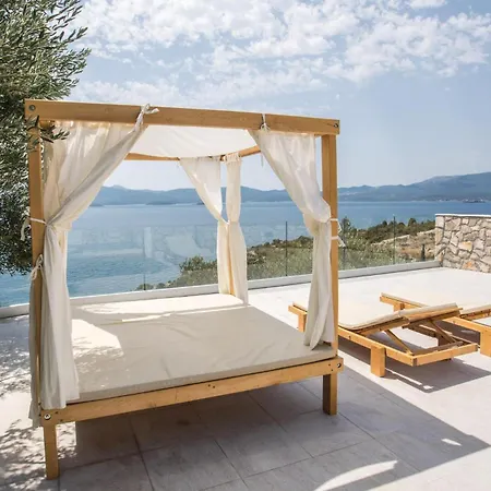 Holiday home Stunning In With Jacuzzi