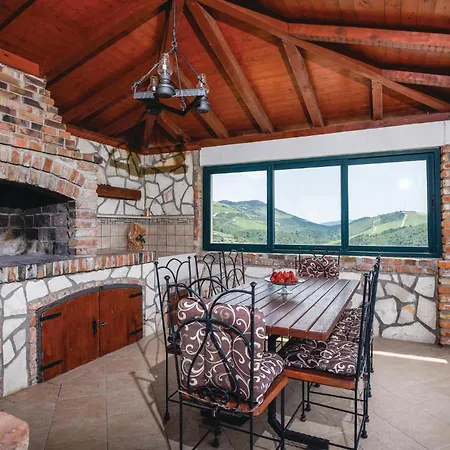 Holiday home Stunning In With Jacuzzi