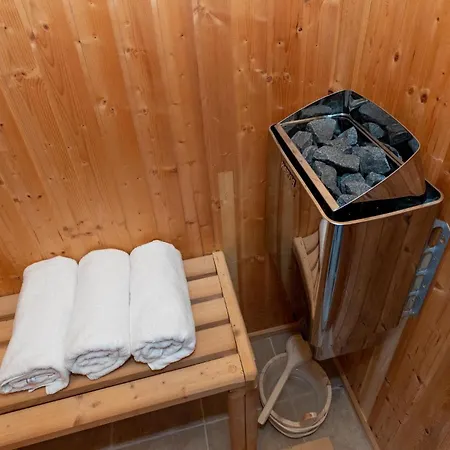 Holiday home Stunning In With Jacuzzi Klek