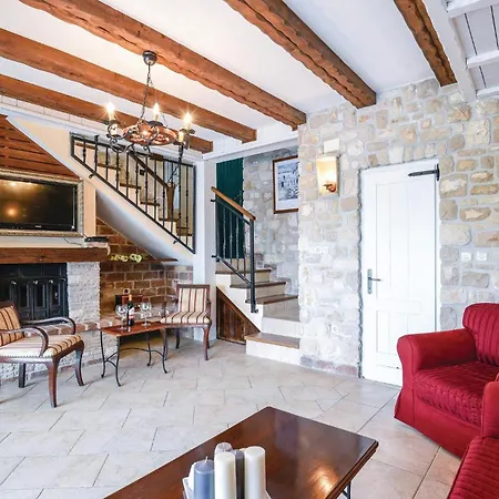 Stunning In With Jacuzzi Holiday home