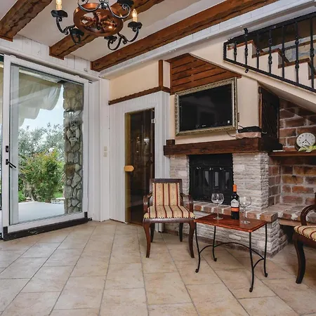 Stunning In With Jacuzzi كليك