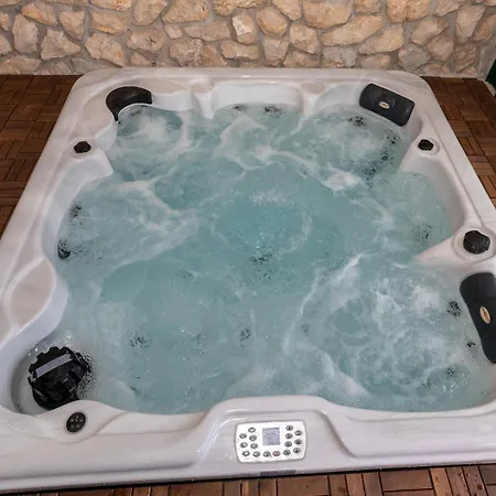 Stunning In With Jacuzzi * Klek