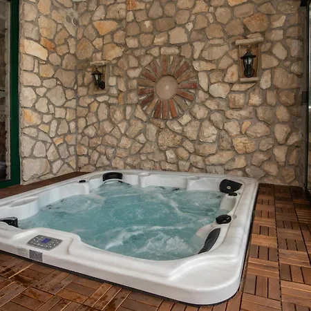 Holiday home Stunning In With Jacuzzi Klek
