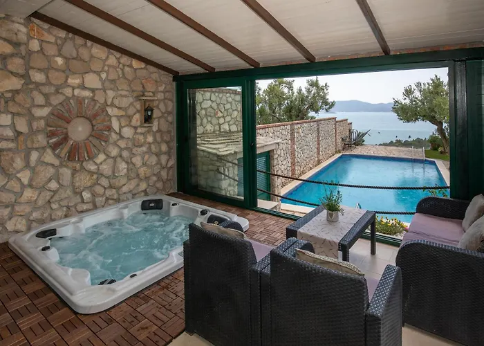 Stunning In With Jacuzzi * Клек