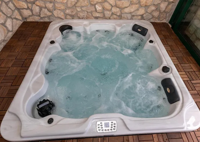 Stunning In With Jacuzzi * Клек