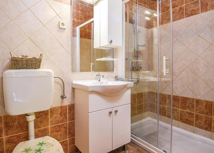 Stunning In With Jacuzzi *